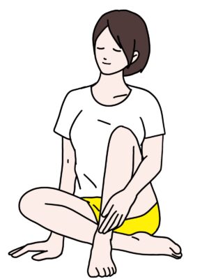 Tシャツで体操をする女性