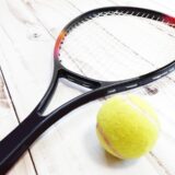 テニスのラケットとボール
