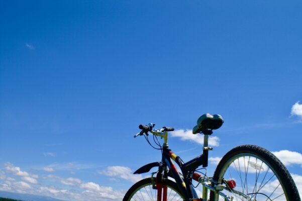 北海道の空と自転車