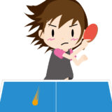 スマッシュを打つ女子卓球選手