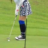 ミニスカートでプレーする女子ゴルファー