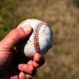 白球を握る野球選手