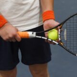 テニスラケットを持つ男性